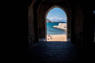 İtalya 'nın Cefalu şehrinde arka planda plajla güneş parlıyor