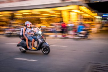 PATTAYA, THAILAND - Şubat 02.2019: scooter hareket halindeki bir yolcuyu gece devriyesinde taşıyor.
