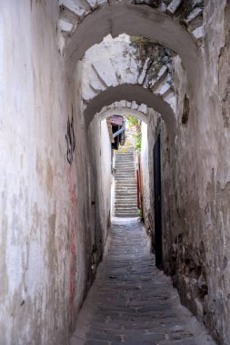 SZENTENDRE, HUNGARY: 30 Nisan 2019: Szentendre 'nin merkezindeki Dar Sokak