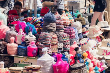 MARRAKESH, MOROCCO - 10 Nisan 2019: Marakeş Medine pazarında geleneksel şapkalar
