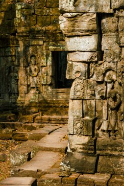 SIEMREAP, CAMBODIA - 13 Mart 2013: Angkor Wat kalıntıları, Khmer tapınağı kompleksinin bir parçası. Angkor Parkı