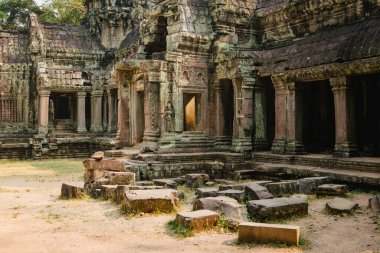 SIEMREAP, CAMBODIA - 13 Mart 2013: Angkor Wat kalıntıları, Khmer tapınağı kompleksinin bir parçası. Angkor Parkı