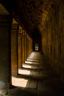 SIEMREAP, CAMBODIA - 13 Mart 2013: Angkor Wat kalıntıları, Khmer tapınağı kompleksinin bir parçası. Angkor Parkı