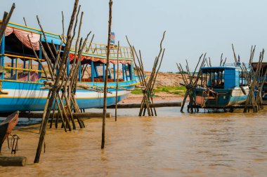 SIEMREAP, CAMBODIA - 14 Mart 2013: Yerel ahşap tekneler, nehir üzerindeki yerel ulaşım ve TonleSap Gölü