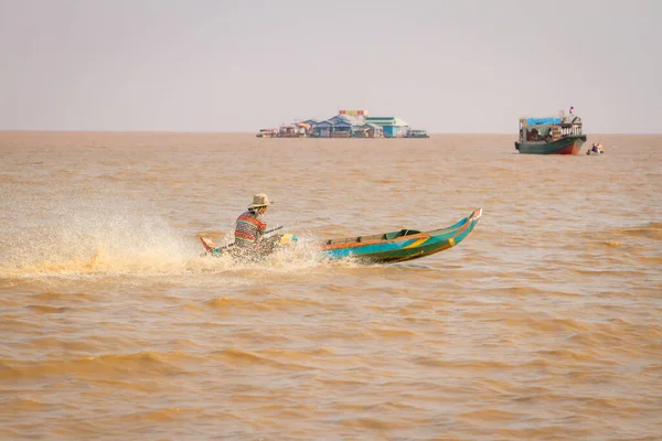 Siemreap Kambodien März 2013 Einheimische Fahren Holzbooten Nahverkehr Auf Dem — Stockfoto