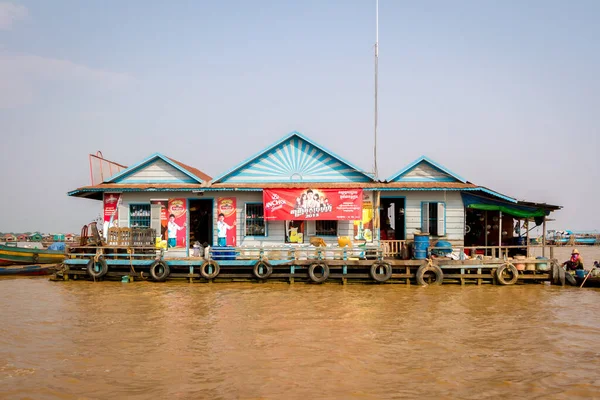 Siemreap Camboya Marzo 2013 Pueblo Flotante Refugiados Vietnamitas Lago Tonle — Foto de Stock