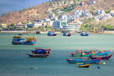 Vung Tau, Vietnam körfezine demirlemiş renkli yerel balıkçı tekneleri.