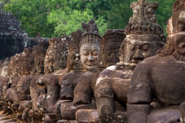 SIEMREAP, CAMBODIA - 13 Mart 2013: Angkor Wat kalıntıları, Khmer tapınağı kompleksinin bir parçası. Angkor Parkı