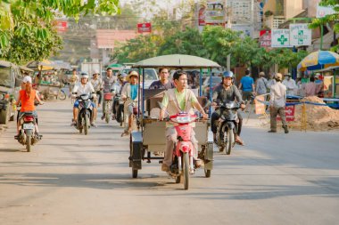 SIEMREAP, CAMBODIA - 13 Mart 2013: Yerel halk yolda araba kullanıyor