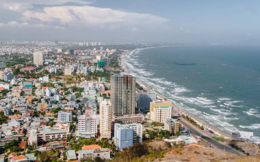 Vung Tau şehrinin kuş bakışı görüntüsü Tao Phung dağındaki İsa heykeli, Vung Tau plaj şehri, SoundVietnam.
