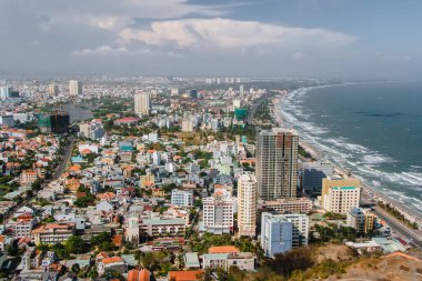 Vung Tau şehrinin kuş bakışı görüntüsü Tao Phung dağındaki İsa heykeli, Vung Tau plaj şehri, SoundVietnam.
