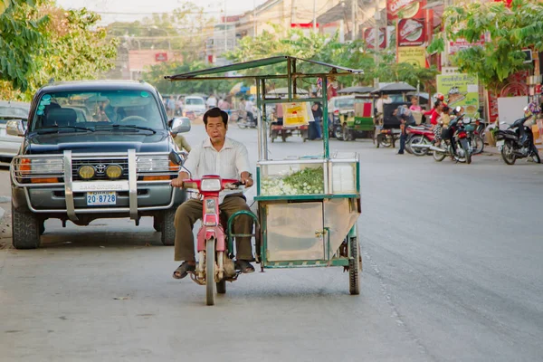 Siemreap Cambodia Marzo 2013 Gente Local Conduce Por Carretera — Foto de Stock