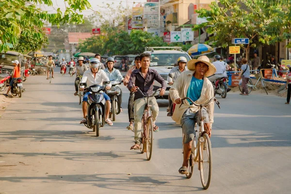 Simereap Cambodia 2013年3月13日 地元の人々が道路を走行 — ストック写真