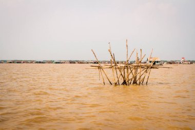 SIEMREAP, CAMBODIA - 14 Mart 2013: Siem Reap ilindeki Tonle Sap gölünde Vietnamlı mültecilerin yüzen köyü