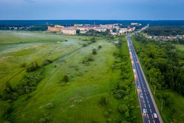 Köprünün ve nehrin ortasındaki yeşil bir adanın üzerindeki Dnepr Nehri üzerindeki yolun havadan görüntüsü. Kiev, Ukrayna