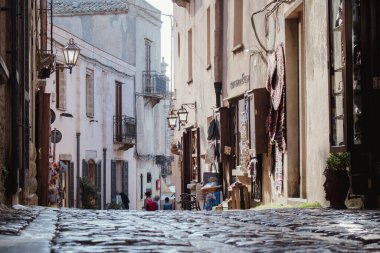 ERICE, ITALY - 01: 2019: Sicilya 'daki Dağ Kalesi ve Erice Köyü. İnanılmaz ortaçağ Akdeniz taş binaları ve evleri. Tarihi konum ve popüler seyahat yeri.