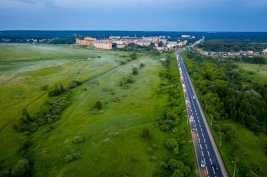 Orta Rusya 'daki Vladimir şehrine doğru asfalt yolun havadan görünüşü. Gün batımı manzarası.