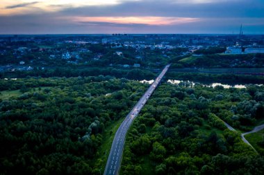 Asfalt yolun havadan görünüşü. Gün batımı manzarası.