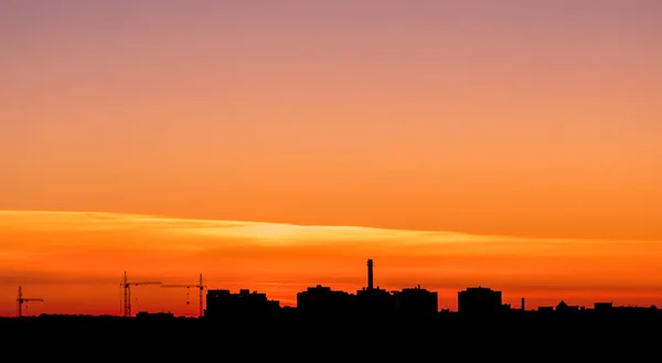 Silhuett Panorama Vid Solnedgången Med Byggnad Och Kranar Solnedgång Himmel — Stockfoto