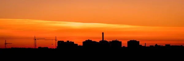 Silhouettenpanorama Bei Sonnenuntergang Mit Bauwerken Und Kränen Abendhimmel — Stockfoto