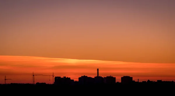 Silhouettenpanorama Bei Sonnenuntergang Mit Bauwerken Und Kränen Abendhimmel — Stockfoto