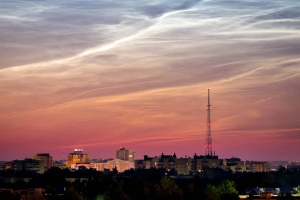 Dawn Cityscape Hermoso Cielo Nubes Iluminación Nocturna Casas Silueta Una — Foto de Stock