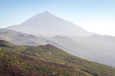 Arka planda Teide Dağı (Pico del Teide) ile Teide Ulusal Parkı 'nın güzel manzarası - Santa Cruz de Tenerife, Canary Adası - İspanya