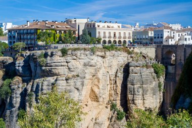 Yeni Köprü Ronda veya Puente Nuovo. Yeni şehirle birlikte eski şehre katılır ve 120 metre derinliğindeki Tajo vadisini kapsar. 1751 'de inşa edilmiş..