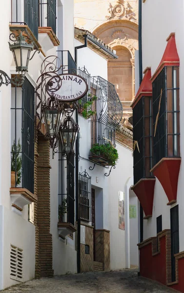RONDA, SPANYOLORSZÁG - Október 12, 2013: Ronda utcái fehér házak, spanyol mór város - Ronda, Malaga, Andalúzia, Spanyolország — Stock Fotó
