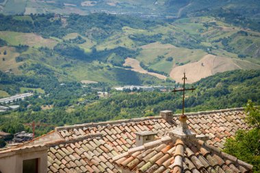 Eski seramik döşeme, çatı. San Marino Cumhuriyeti 'nin çevresinin manzarası. Baca, fırtına suyu, paratoner. Arka planda dağlar ve tarlalar. İtalya
