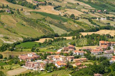 San Marino Cumhuriyeti ve İtalya Panorama, Monte Titano, San Marino 'dan. San Marino, Adriyatik Denizi yakınlarındaki İtalya yarımadasında yer alan San Marino Cumhuriyeti 'nin başkentidir..