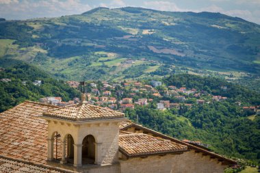 Eski seramik döşeme, çatı. San Marino Cumhuriyeti 'nin çevresinin manzarası. Baca, fırtına suyu, paratoner. Arka planda dağlar ve tarlalar. İtalya