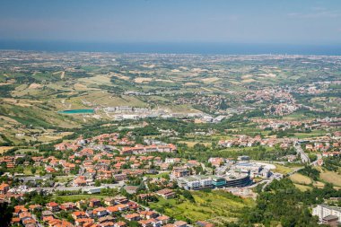 San Marino Cumhuriyeti ve İtalya Panorama, Monte Titano, San Marino 'dan. San Marino, Adriyatik Denizi yakınlarındaki İtalya yarımadasında yer alan San Marino Cumhuriyeti 'nin başkentidir..