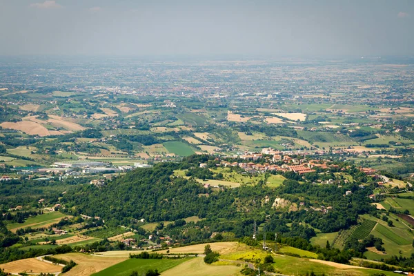 Panorama Republiky San Marino a Itálie z Monte Titano, město San Marino. Město San Marino je hlavní město Republiky San Marino se nachází na italském poloostrově, v blízkosti Jaderského moře. — Stock fotografie