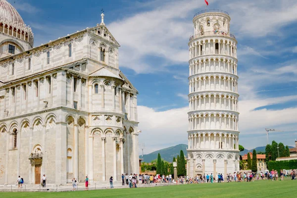 PISA, İtalya - 27 Haziran 2015: Pisa Katedrali ve Eğik Kule Pisa, İtalya 'da güneşli bir günde.