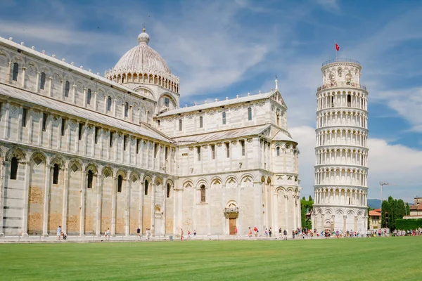 PISA, İtalya - 27 Haziran 2015: Pisa Katedrali ve Eğik Kule Pisa, İtalya 'da güneşli bir günde.