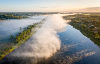 Sabahın erken saatlerinde. Sisli nehir. Nehir vadisi, sabah sisi, gün doğumunda. Yukarıdan görüntüle.
