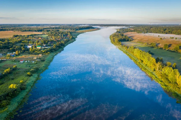 Rusya 'daki Volkhov nehrinin güzel hava manzarası. Sabahın erken saatlerinde. Sisli nehir. Nehir vadisi, sabah sisi, gün doğumunda. Yukarıdan görüntüle.