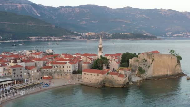 Budva, Černá Hora. Záběry z dronů v létě ráno. Pohled na kostel sv. Ivana a staré město. Pobřeží Jaderského moře ve Středozemním moři. — Stock video