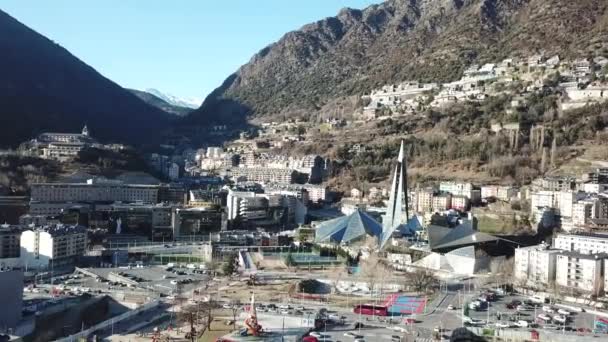 ANDORRRA LA VELLA, ANDORRA - FEBRUARI 16, 2019: Panoramisch uitzicht op Anddorra la Vella, de hoofdstad van Andorra. Winterlandschap van de stad — Stockvideo