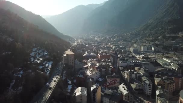 ANDORRRA LA VELLA, ANDORRA - 2019年2月16日：安道尔首都Anddorra la Vella的全景。冬季城市景观 — 图库视频影像