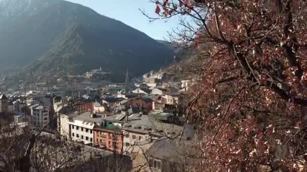 ANDORRRA LA VELLA, ANDORRA - FEBRUARI 16, 2019: Panoramisch uitzicht op Anddorra la Vella, de hoofdstad van Andorra. Winterlandschap van de stad — Stockvideo