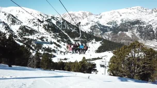 ENCAMP, ANDORRA - FEBRUARI 16, 2019: Uitzicht vanuit de lucht soepele beweging langs de skipistes in het skigebied Grandvalira in Andorra. Skiërs klimmen in een stoeltjeslift. — Stockvideo