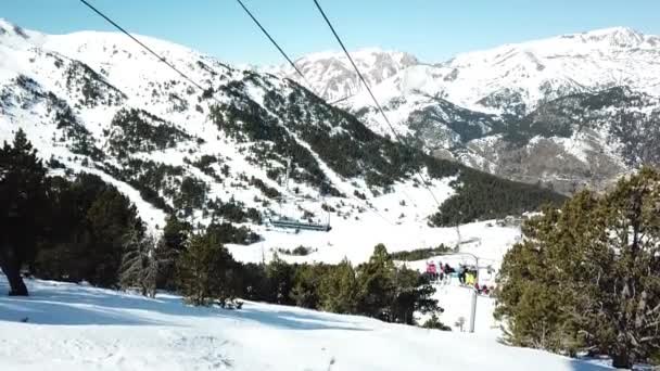 ENCAMP, ANDORRA - FEBRUARI 16, 2019: Uitzicht vanuit de lucht soepele beweging langs de skipistes in het skigebied Grandvalira in Andorra. Skiërs klimmen in een stoeltjeslift. — Stockvideo