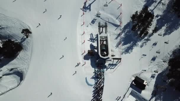 Vista aérea movimento suave ao longo das pistas de esqui na estância de esqui de Grandvalira em Andorra. Magníficas montanhas nevadas e céu azul. Paisagem inverno — Vídeo de Stock