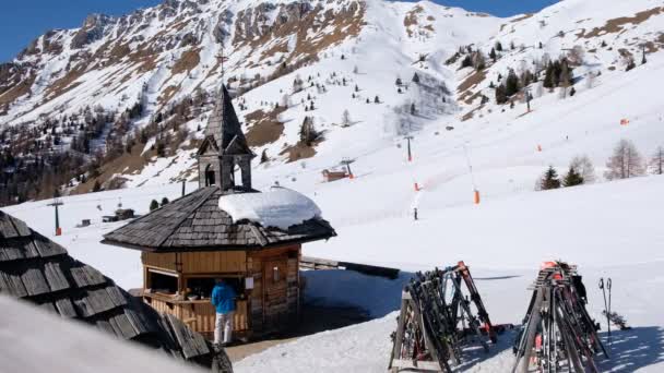 ALPE LUSIA, WŁOCHY - LUTY 16, 2020: Narciarze w strefie relaksu w pobliżu górskiej restauracji na tle włoskich Dolomitów. Słoneczne dni zimowych nart śnieżnych - Ski Resort Alpe Lusia — Wideo stockowe