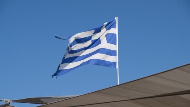 希腊国旗在室外迎风飘扬,蓝天在后面,希腊国旗挂在旗杆上.库存4K视频剪辑图像 — 图库视频影像