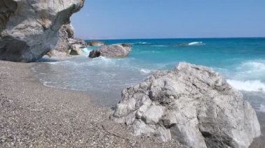 Turkuaz deniz, kayalara vuran güzel dalgalar. Yunanistan 'ın Girit kentindeki Preveli plajı