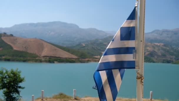 Grecia Bandera ondeando en el viento al aire libre con el cielo azul detrás - Bandera griega en asta de bandera. Imágenes de video 4K en stock — Vídeo de stock