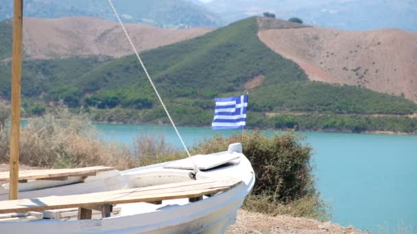 Grecia Bandera ondeando en el viento al aire libre con el cielo azul detrás - Bandera griega en asta de bandera. Imágenes de video 4K en stock — Vídeo de stock